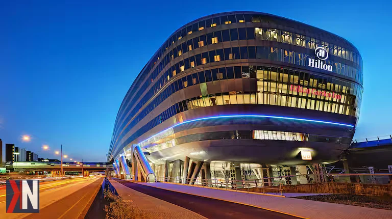 "Zdjęcie przedstawia wizualizację Airport City, nowego centrum lotniczego w Polsce, gdzie Centralny Port Komunikacyjny wybiera doradcę ds. bazy hotelowej. Artykuł omawia znaczenie tego kroku w kontekście aspiracji Airport City do stania się jednym z największych hubów lotniczych w Europie."