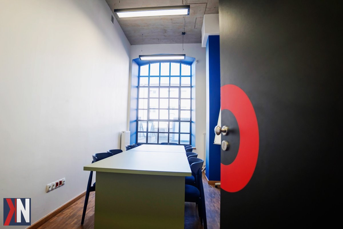 "SkyHUB w trakcie końcowych prac wykończeniowych, gotowy na przyjęcie przedsiębiorców w odnowionych przestrzeniach. Zainwestowane fundusze przynoszą świeży wygląd i nowe możliwości, w tym organizację szkoleń i wydarzeń. Idealne miejsce do pracy i rozwoju!"