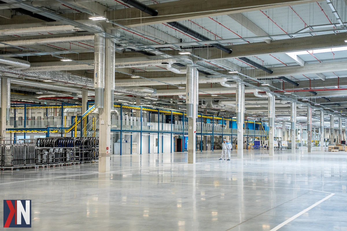 "Oficjalne otwarcie fabryki Daikin Manufacturing Poland w Ksawerowie koło Łodzi, symbolizujące ważny krok w rozwoju rynku pomp ciepła w Europie. W tle nowoczesna budowla oraz perspektywa 3000 nowych miejsc pracy, które zmienią przyszłość lokalnej gospodarki."