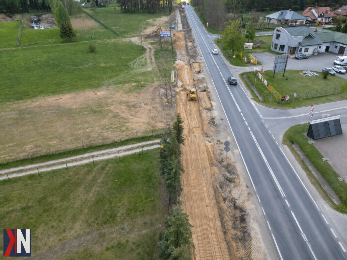"Modernizacja ulicy Piłsudskiego w Bełchatowie - trwa przebudowa drogi wojewódzkiej 476, mająca na celu poprawę bezpieczeństwa pieszych i rowerzystów. Inwestycja prowadzona przez łódzki Zarząd Dróg Wojewódzkich zbliża się do kluczowej fazy."
