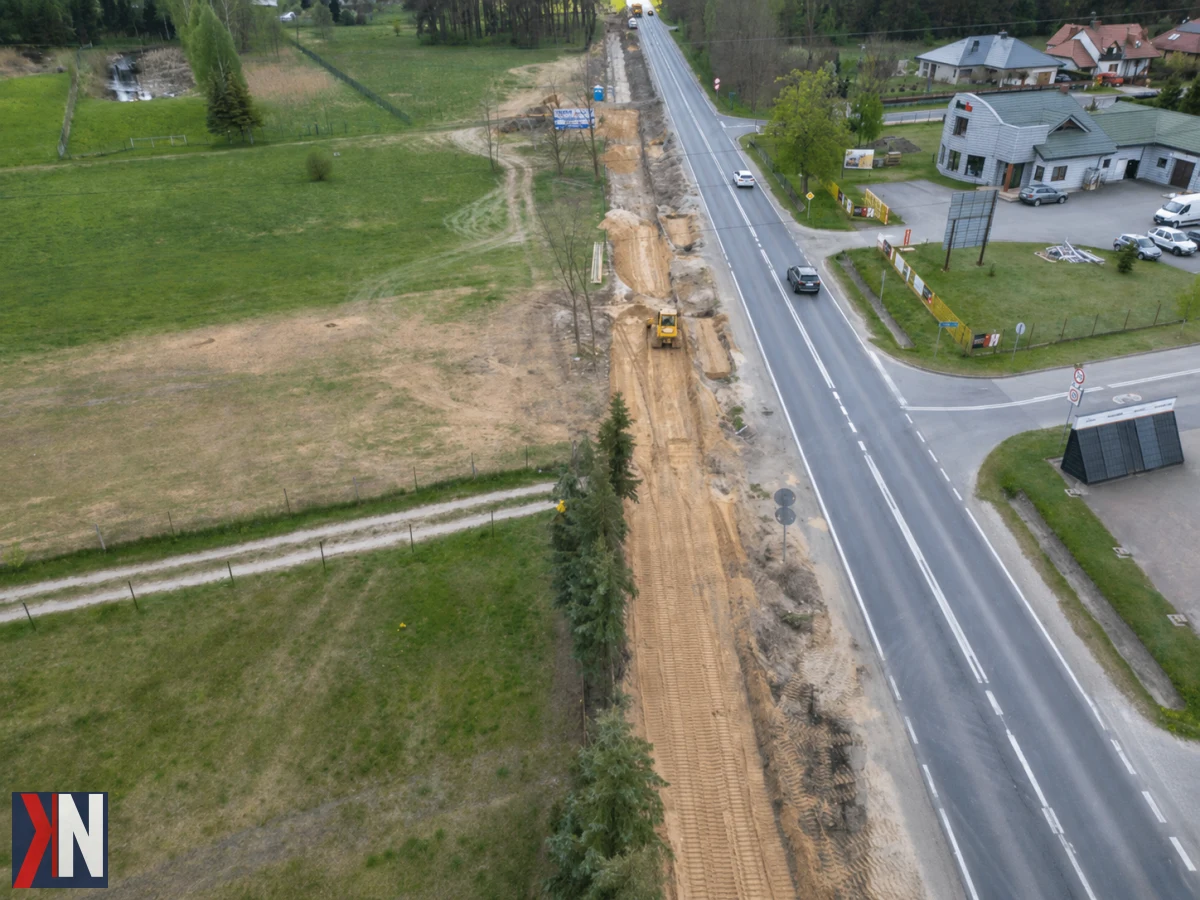 "Modernizacja ulicy Piłsudskiego w Bełchatowie - trwa przebudowa drogi wojewódzkiej 476, mająca na celu poprawę bezpieczeństwa pieszych i rowerzystów. Inwestycja prowadzona przez łódzki Zarząd Dróg Wojewódzkich zbliża się do kluczowej fazy."