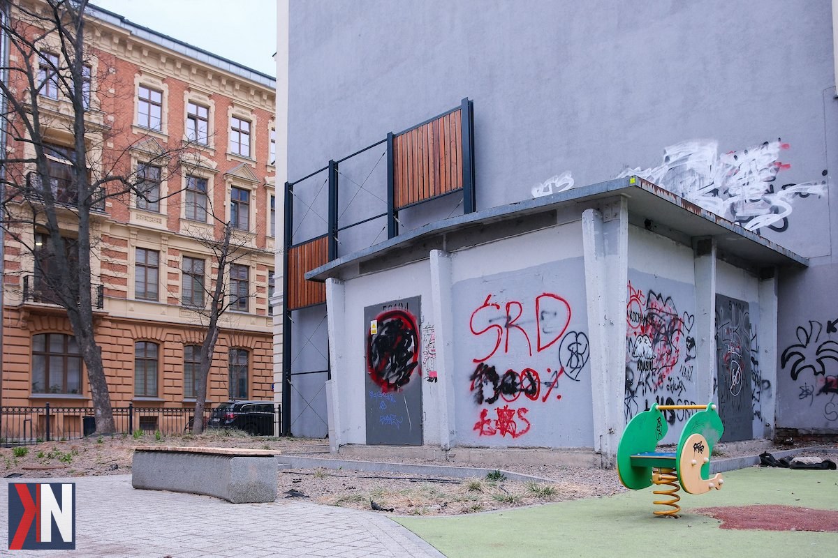 "Stalowe ażurowe obudowy stacji transformatorowych w centrum Łodzi, zlokalizowane w Pasażu Hilarego Majewskiego i przy ul. Włókienniczej, przedstawiają nowoczesną architekturę, która wkomponowuje się w miejski krajobraz, zapewniając jednocześnie funkcjonalność i estetykę."