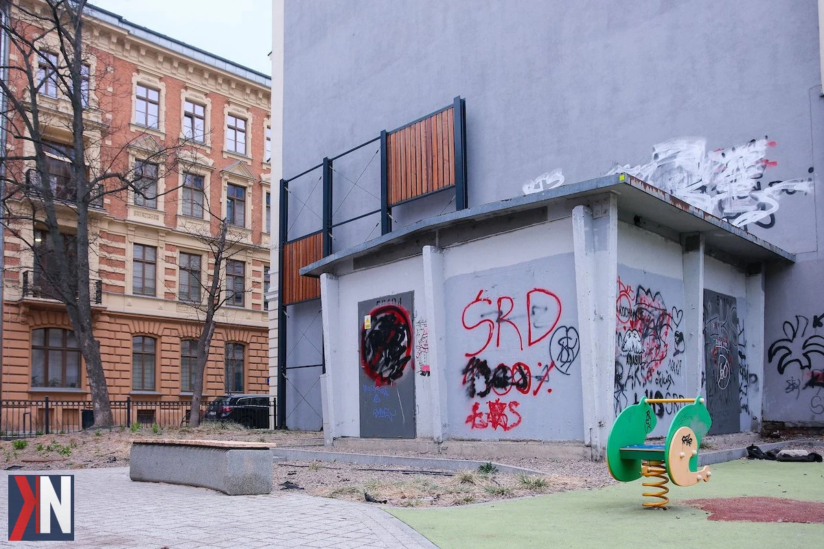"Stalowe ażurowe obudowy stacji transformatorowych w centrum Łodzi, zlokalizowane w Pasażu Hilarego Majewskiego i przy ul. Włókienniczej, przedstawiają nowoczesną architekturę, która wkomponowuje się w miejski krajobraz, zapewniając jednocześnie funkcjonalność i estetykę."