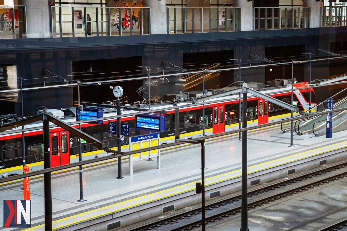 "Europosłowie podczas wizyty w Łodzi, gdzie omawiają projekt KDP. Na zdjęciu tunel średnicowy oraz dworzec Łódź Fabryczna, które są kluczowymi elementami inwestycji mającej na celu umożliwienie szybkiego dojazdu do Berlina i Wiednia w zaledwie 4 godziny."