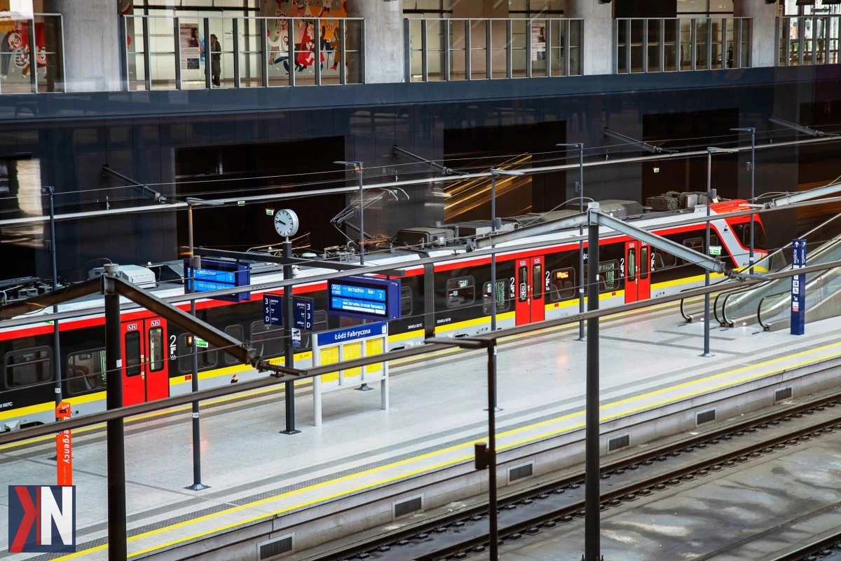 "Europosłowie podczas wizyty w Łodzi, gdzie omawiają projekt KDP. Na zdjęciu tunel średnicowy oraz dworzec Łódź Fabryczna, które są kluczowymi elementami inwestycji mającej na celu umożliwienie szybkiego dojazdu do Berlina i Wiednia w zaledwie 4 godziny."