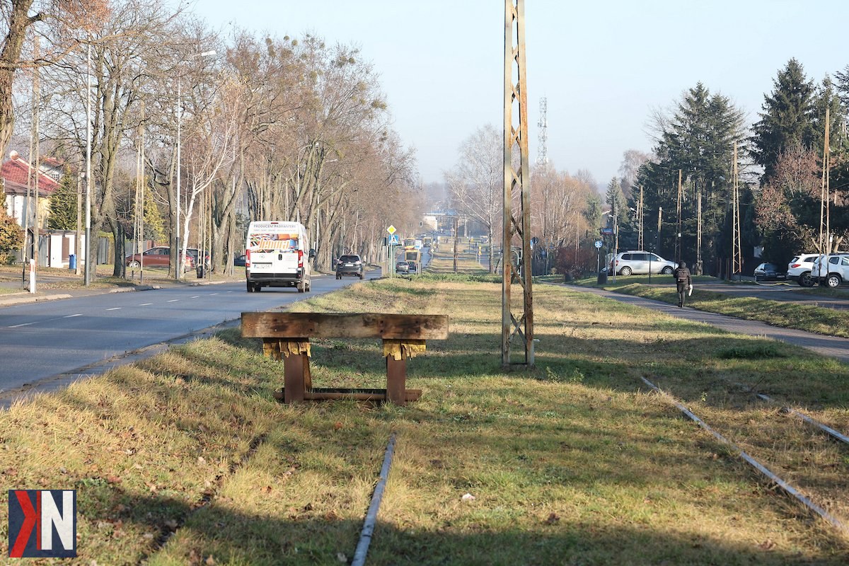 "Tramwaj na ulicy Warszawskiej w Łodzi – wizualizacja powrotu ‘trójki’ na Marysin i Rogi, z widokiem na projektowaną trasę tramwajową, która ma zostać zmodernizowana od ronda Powstańców 1863 roku do ulicy Wycieczkowej."