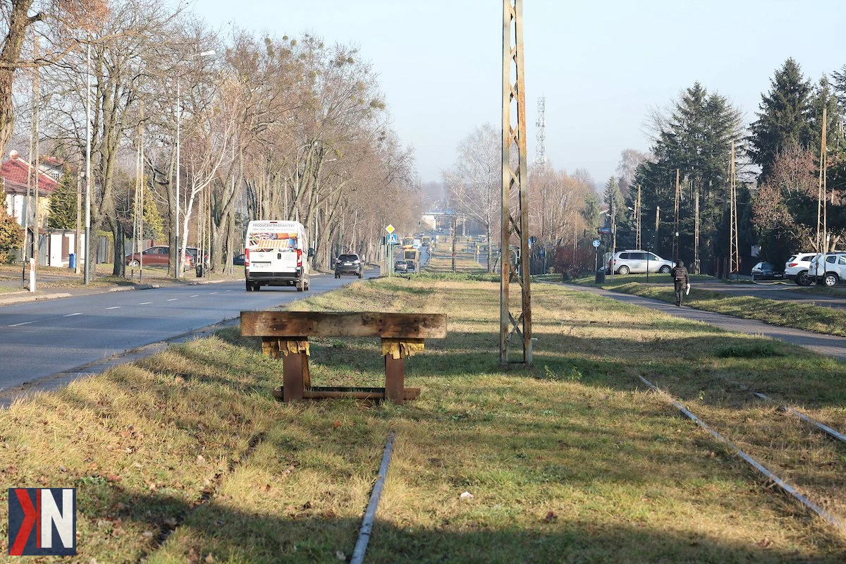 "Tramwaj na ulicy Warszawskiej w Łodzi – wizualizacja powrotu ‘trójki’ na Marysin i Rogi, z widokiem na projektowaną trasę tramwajową, która ma zostać zmodernizowana od ronda Powstańców 1863 roku do ulicy Wycieczkowej."
