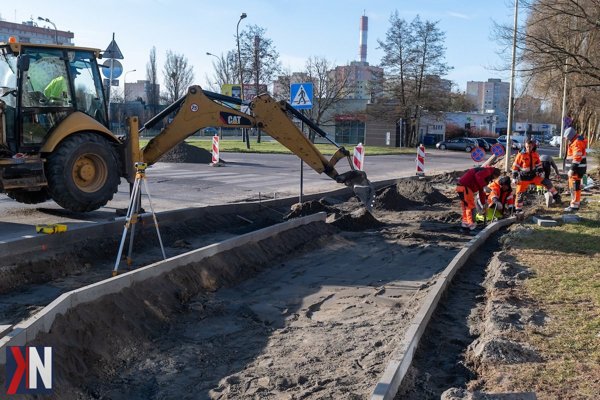 "Remont ulicy Bartoka na Widzewie: nowa jezdnia, ponad 200 nowych miejsc parkingowych i ścieżka rowerowa – zdjęcie przedstawiające postęp prac budowlanych."
