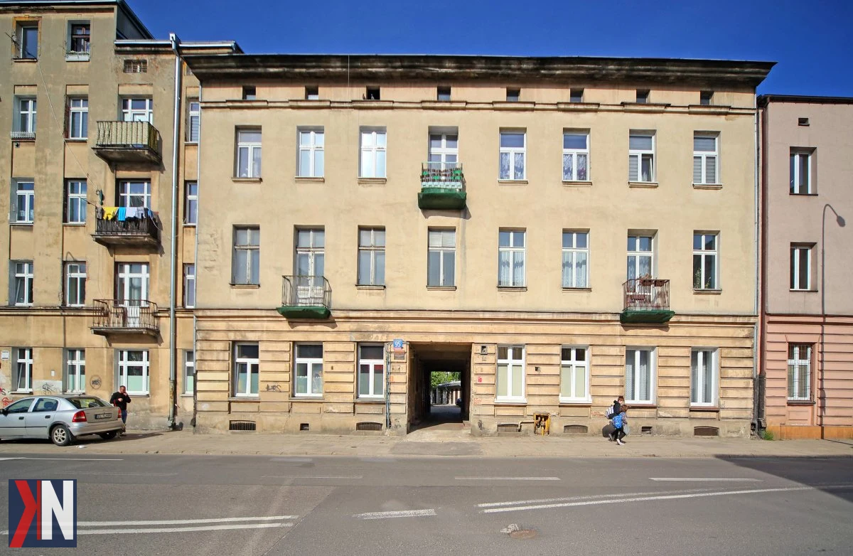"Zdjęcie przedstawiające jedną z kamienic w centrum Łodzi, która zostanie poddana gruntownemu remontowi w ramach programu Biura Rewitalizacji UMŁ. W tle widoczne są tradycyjne architektoniczne detale, symbolizujące bogatą historię miasta. Projekt obejmuje 217 mieszkań w dziewięciu kamienicach, które przywrócą życie tej urokliwej części Łodzi."