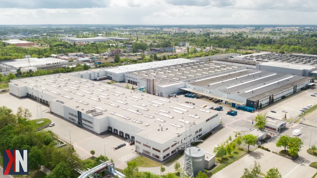 Zdjęcie przedstawiające nowoczesne linie produkcyjne w fabrykach AGD w Łodzi i Radomsku, symbolizujące walkę polskich producentów z azjatycką konkurencją. Temat artykułu dotyczący wzrastającego niepokoju w branży AGD w Europie, gdzie azjatyccy producenci zyskali przewagę na rynku, zyskuje na aktualności.