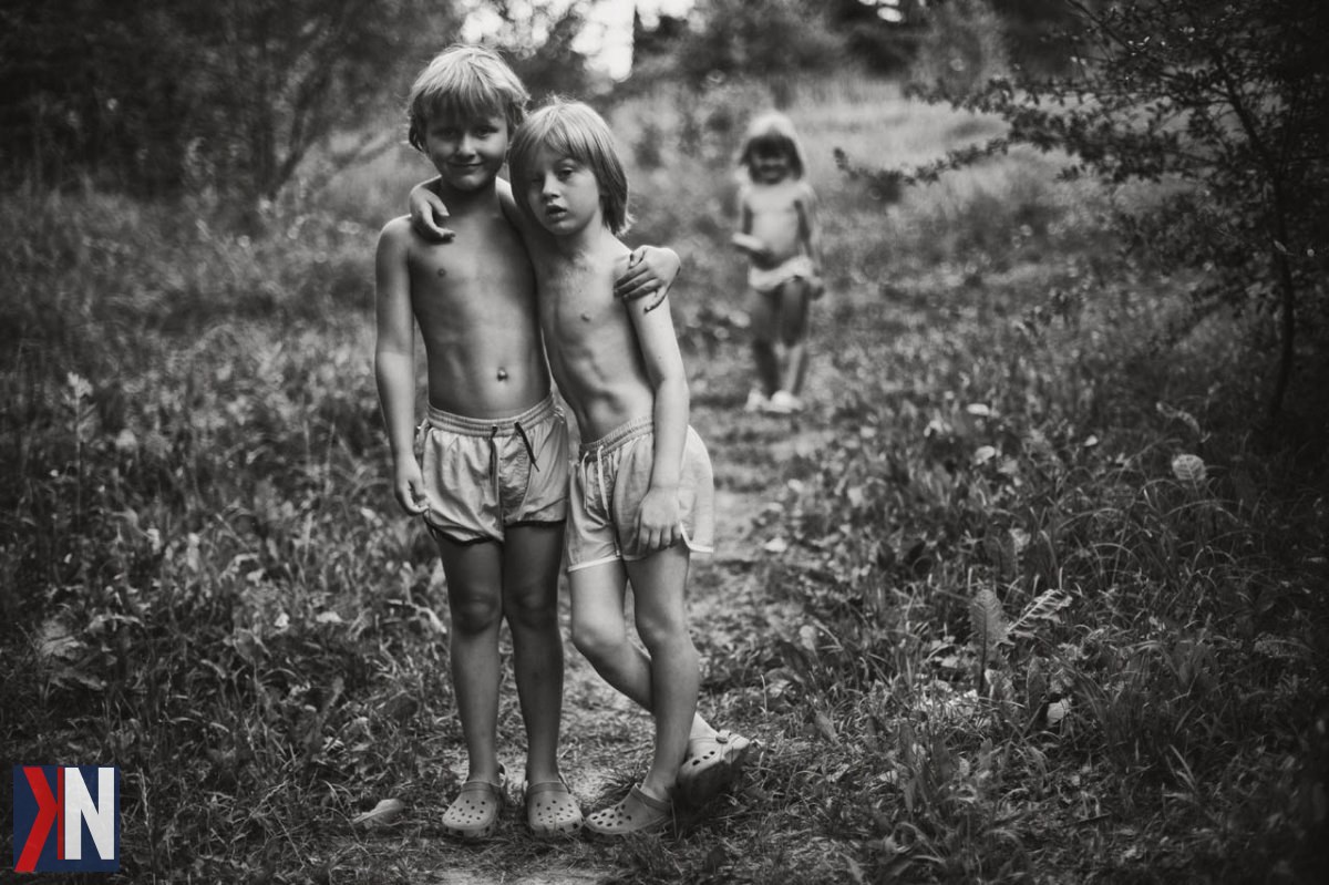 "Fotografia przedstawiająca kobietę, siedzącą w stylowej kawiarni Costa w Manufakturze w Łodzi, otoczoną surową cegłą i wysokimi sufitami. Atmosfera pofabrycznego wnętrza tworzy idealne tło dla spotkania z fotografką specjalizującą się w uchwyceniu kobiecych dusz."