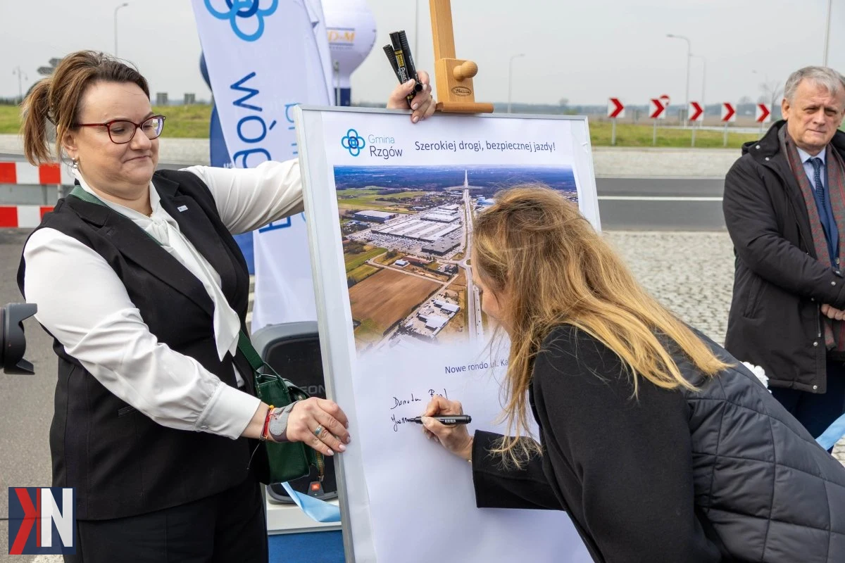 "Nowe rondo na skrzyżowaniu ulic Katowickiej i Rzemieślniczej w Rzgowie. Inwestycja poprawia układ drogowy i otwiera 380 hektarów terenów inwestycyjnych, tworząc nowe możliwości rozwoju dla miasta."