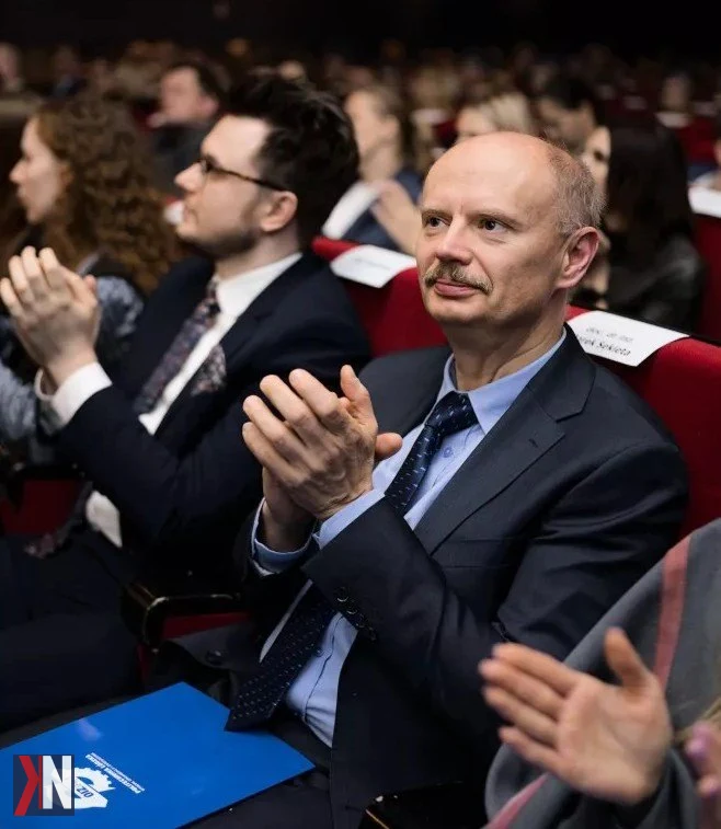 Marek Sekieta, prezes klastra LODZistics, podróżujący pociągiem, zajął się przeglądaniem magazynu PKP Intercity, zastanawiając się, dlaczego Łódź jest tak mało widoczna na mapach. Jego refleksja na temat lokalizacji Łodzi podczas podróży stała się punktem wyjścia do ważnej rozmowy o znaczeniu tego miasta w kontekście transportu i logistyki w Polsce.