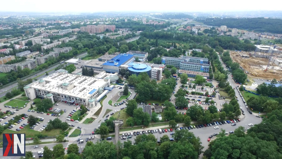 Zdj. przedstawia wizualizację nowego centrum pediatrycznego, które będzie budowane w Krakowie. Uniwersytecki Szpital Dziecięcy ogłosił przetarg na projekt i budowę, a firma wykonawcza zajmie się kompleksową realizacją tego innowacyjnego obiektu, który ma na celu poprawę opieki zdrowotnej dla dzieci.