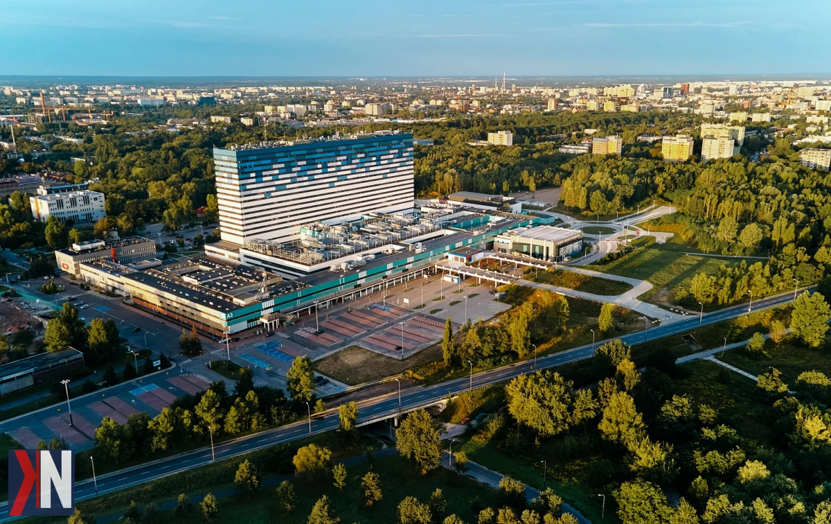 „Widok na Centrum Kliniczno-Dydaktyczne Uniwersytetu Medycznego w Łodzi, które planuje ogromne inwestycje na ponad 40 hektarach wokół szpitala, mające na celu integrację nowoczesnej infrastruktury medycznej i dydaktycznej.”