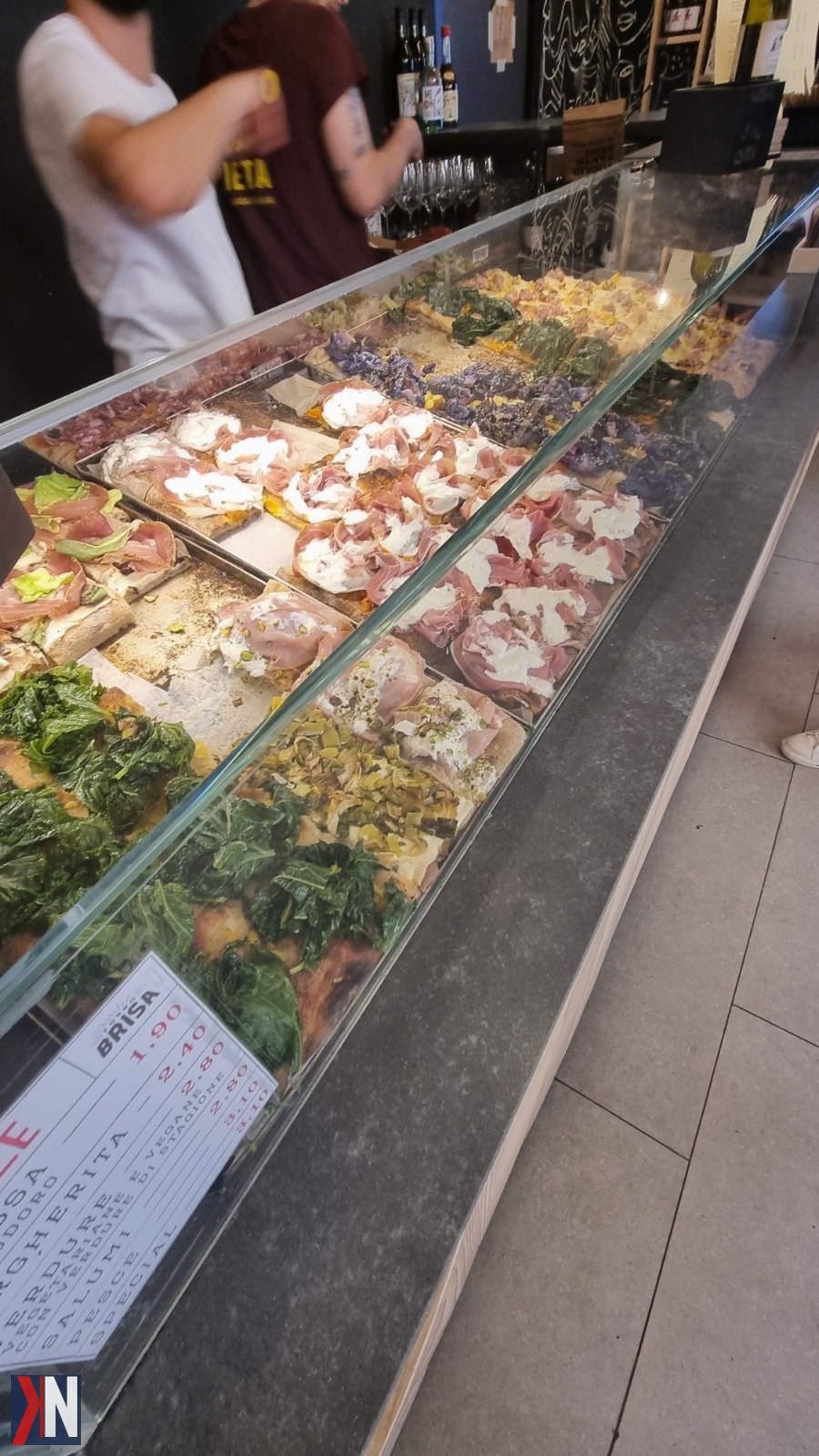 "Zdjęcie przedstawia malowniczy widok na Bolonię, włoskie miasto, które idealnie nadaje się na relaksującą podróż. Kolorowe budynki i charakterystyczna architektura tworzą przyjazną atmosferę, idealną na czas naładowania baterii."