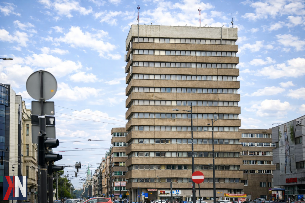 "Zdjęcie 45-metrowego biurowca przy ulicy Piotrkowskiej w Łodzi, ikony PRL, wystawionego na sprzedaż. Budynek wyróżnia się charakterystyczną architekturą z lat 70-tych XX wieku, łączącą historię z nowoczesnymi potrzebami rynku nieruchomości."