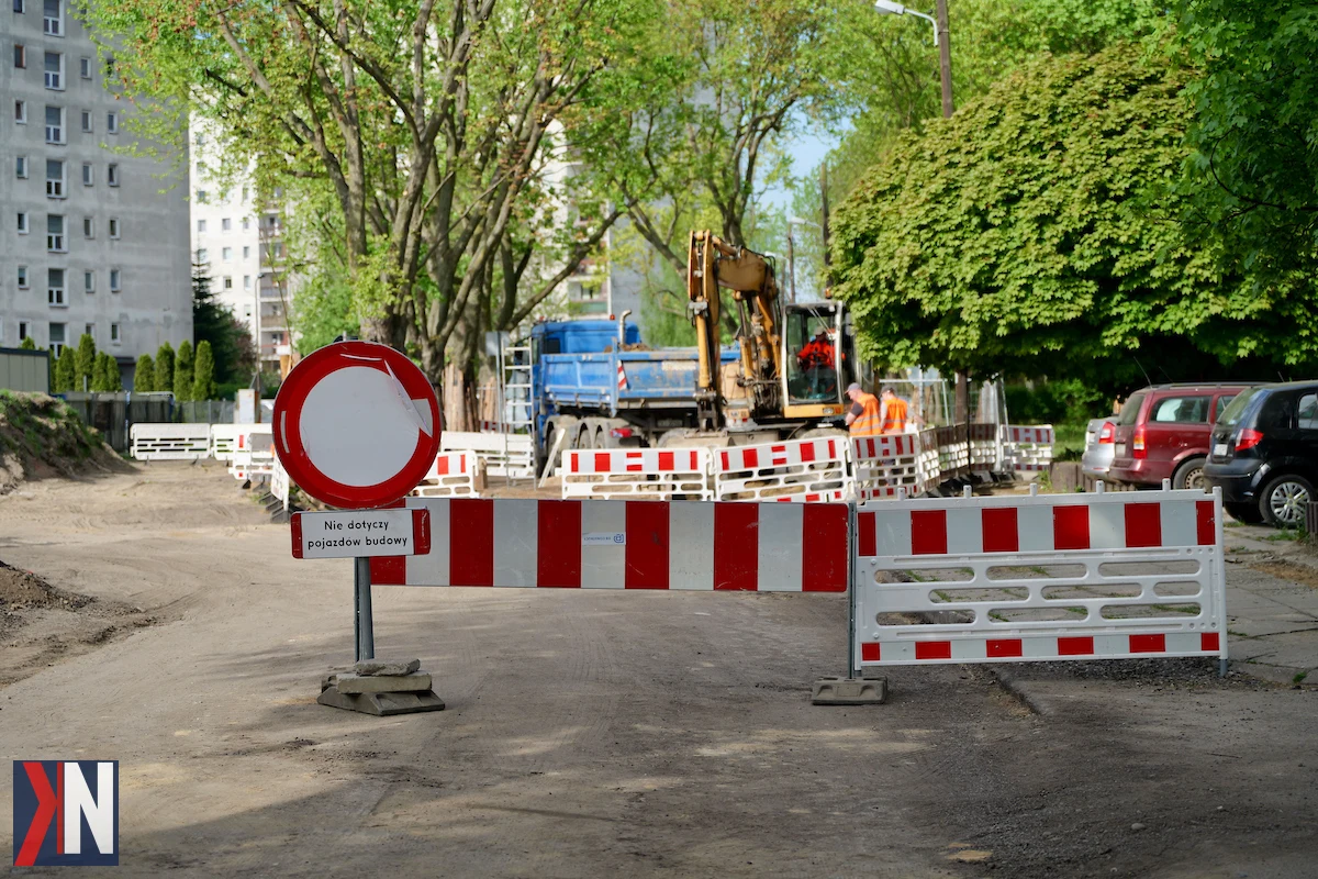 "Zdjęcie przedstawiające aktualny remont ulicy Stefana na Bałutach, gdzie trwają prace przy wymianie wodociągów przed położeniem nowego asfaltu. W tle widać sprzęt budowlany oraz robotników, którzy intensywnie pracują na odcinku między ulicami Zgierską a Łagiewnicką."