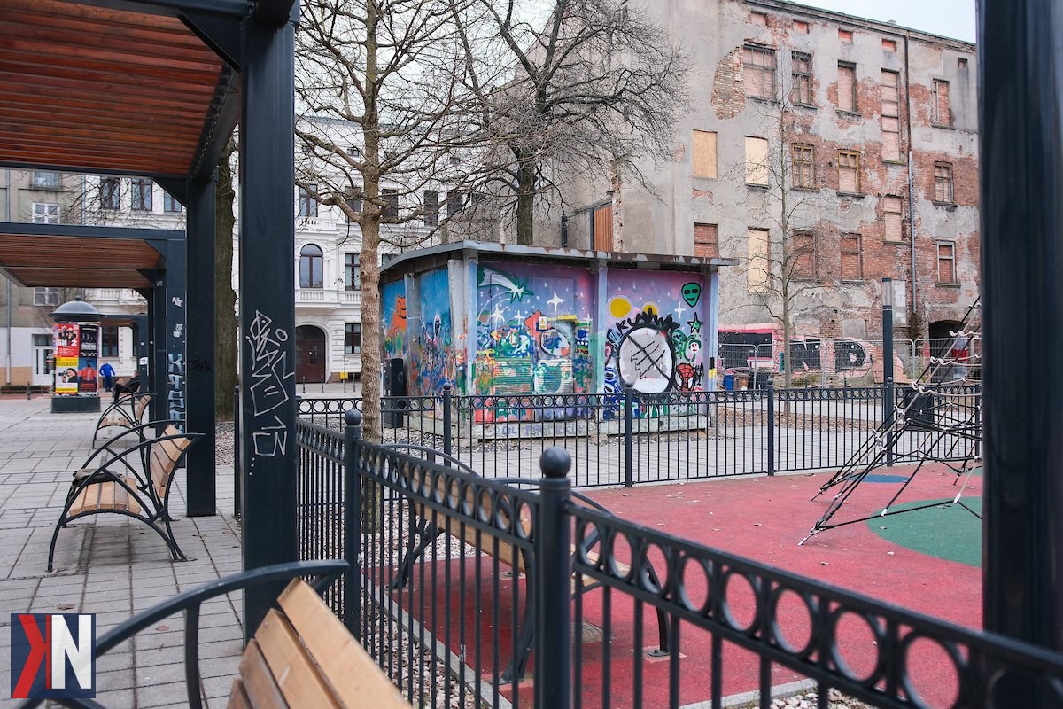 "Zdjęcie przedstawia nowoczesne ażurowe obudowy stacji transformatorowych na ul. Włókienniczej i w Pasażu Hilarego Majewskiego w Łodzi. Stalowe 'lampiony' harmonijnie łączą funkcjonalność z estetyką, przyczyniając się do upiększenia przestrzeni miejskiej."