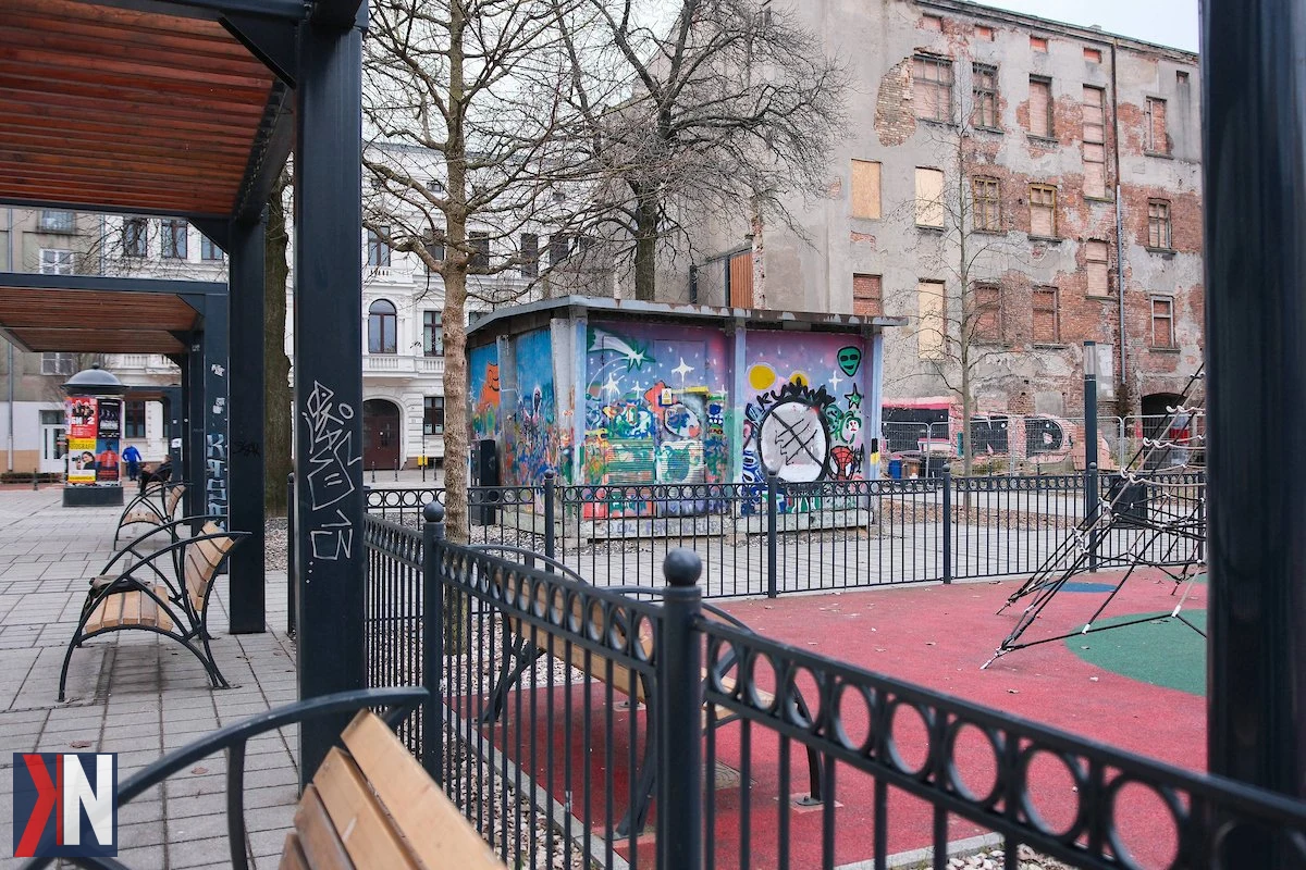 "Zdjęcie przedstawia nowoczesne ażurowe obudowy stacji transformatorowych na ul. Włókienniczej i w Pasażu Hilarego Majewskiego w Łodzi. Stalowe 'lampiony' harmonijnie łączą funkcjonalność z estetyką, przyczyniając się do upiększenia przestrzeni miejskiej."