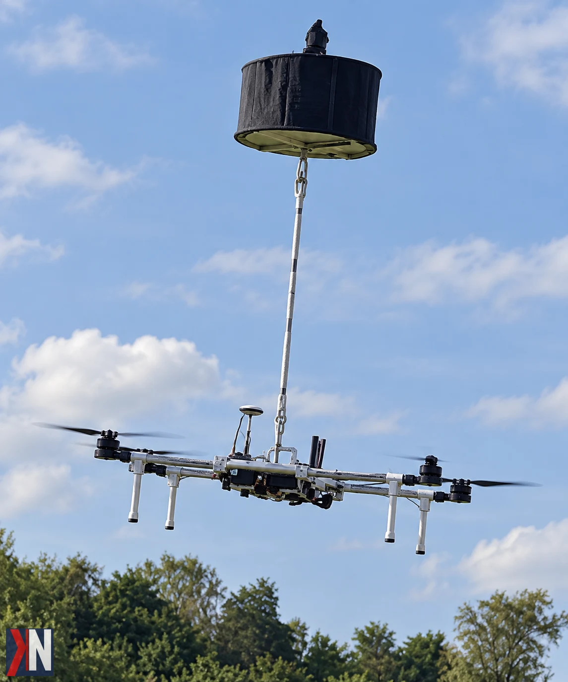 Studenci Politechniki Łódzkiej prezentują innowacyjne „wielkie ucho”, technologię wykrywania dronów, na Międzynarodowym Salonie Przemysłu Obronnego, wzbudzając zainteresowanie wojska i wskazując na nowe możliwości w ochronie przestrzeni powietrznej oraz infrastruktury krytycznej.