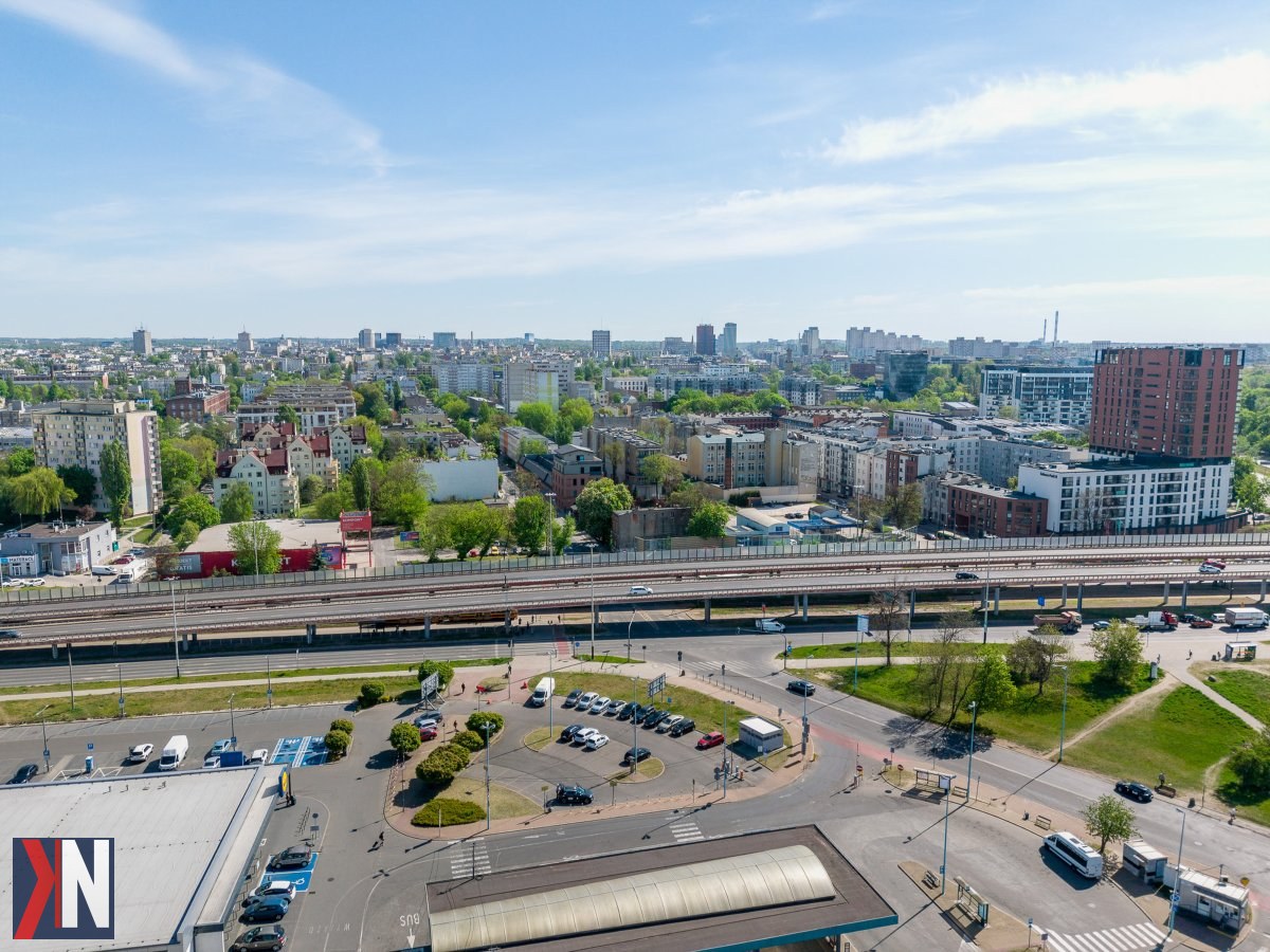 "Przygotowania do przebudowy estakady przy dworcu Łódź Kaliska - rozpoczęcie prac budowlanych na al. Włókniarzy, które wpłyną na ruch drogowy w regionie. Na zdjęciu widoczny fragment estakady przed remontem."
