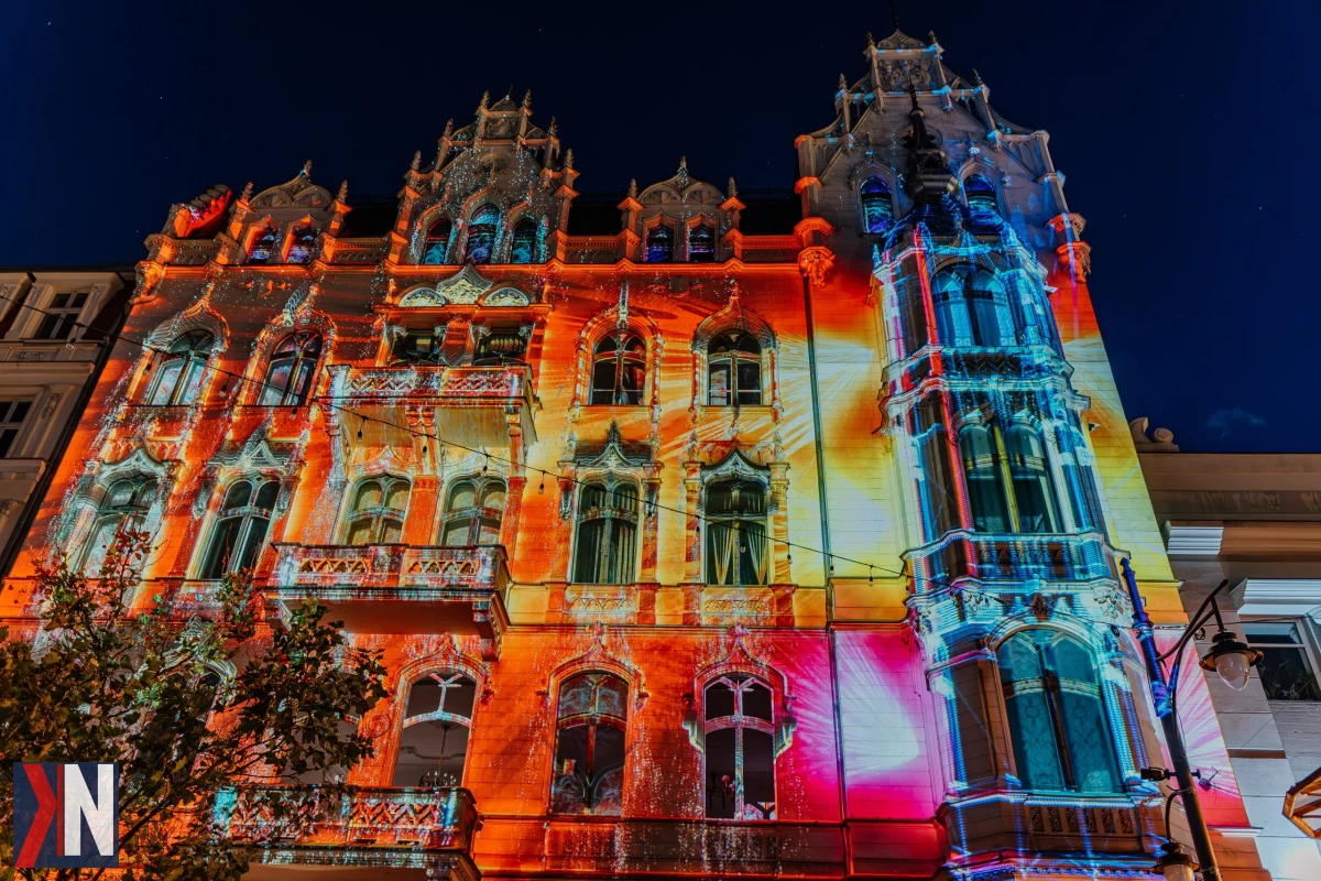 Zdjęcie przedstawia centrum Łodzi podczas inauguracji Light Move Festival, gdzie miasto zamienia się w olśniewającą galerię światła. Ulicami płyną kolorowe iluminacje, tworząc niepowtarzalną atmosferę. W artykule omówiono 16. edycję tego kultowego wydarzenia, które przyciąga miłośników sztuki i technologii z całego kraju.