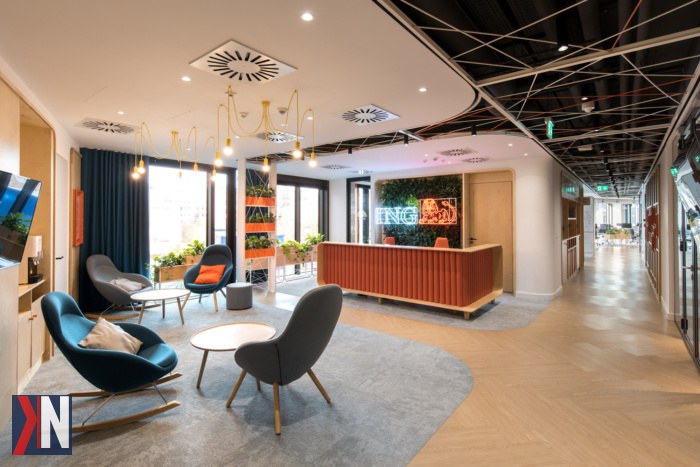 "Nowoczesne biuro przyszłości z przestrzenią open space, strefami ciszy i akustycznymi budkami, obrazujące ewolucję miejsc pracy w Polsce i na świecie."