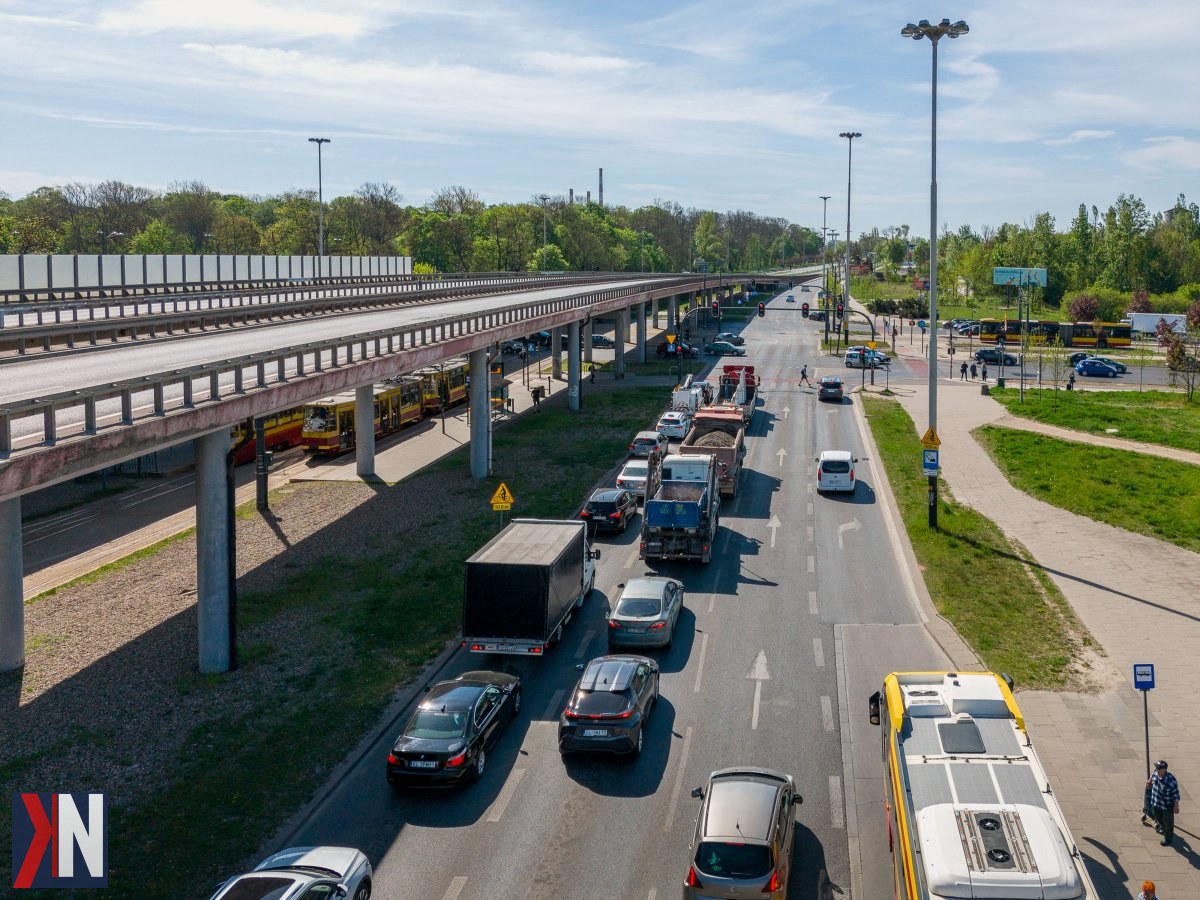 "Przygotowania do przebudowy estakady przy dworcu Łódź Kaliska – widok na rozpoczęte prace, które wprowadzą zmiany w ruchu drogowym na al. Włókniarzy. 16 czerwca 2023 roku, kierowcy muszą być świadomi nadchodzących utrudnień."