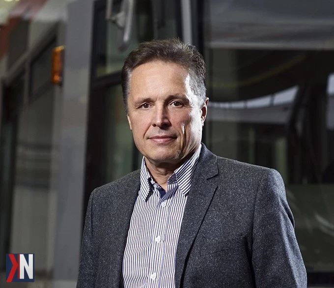 "Prezentacja miasta Łódź z widocznymi środkami komunikacji zbiorowej, z rozmową Zbigniewa Papierskiego, prezesa MPK Łódź, jako tłem dla dyskusji na temat wyzwań i rozwoju transportu publicznego w regionie."