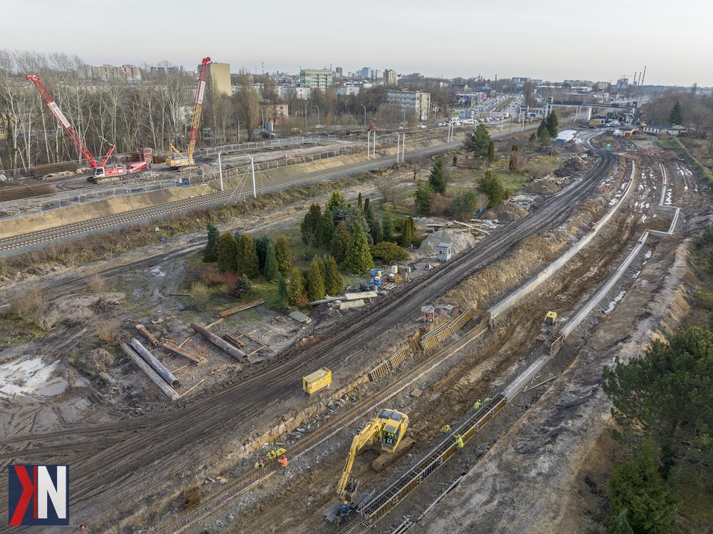 "Zintegrowana Sieć Kolejowa - wizualizacja kolejowych tras i magistrali, symbolizująca ambitny plan rozwoju infrastruktury kolejowej w Polsce do 2035 roku, porównywalny do budowy sieci autostrad i dróg ekspresowych, szczególnie istotny dla regionu Łódzkiego"