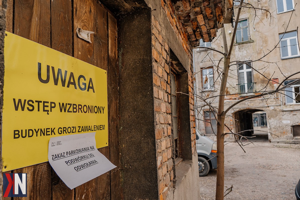 "Zdjęcie przedstawia pustostanowy budynek w Łodzi, który ma być wyburzony w ramach miejskiego programu porządkowania zasobów komunalnych. W 2026 roku planowana jest rozbiórka 161 zniszczonych obiektów, co przyczyni się do revitalizacji przestrzeni miejskiej."