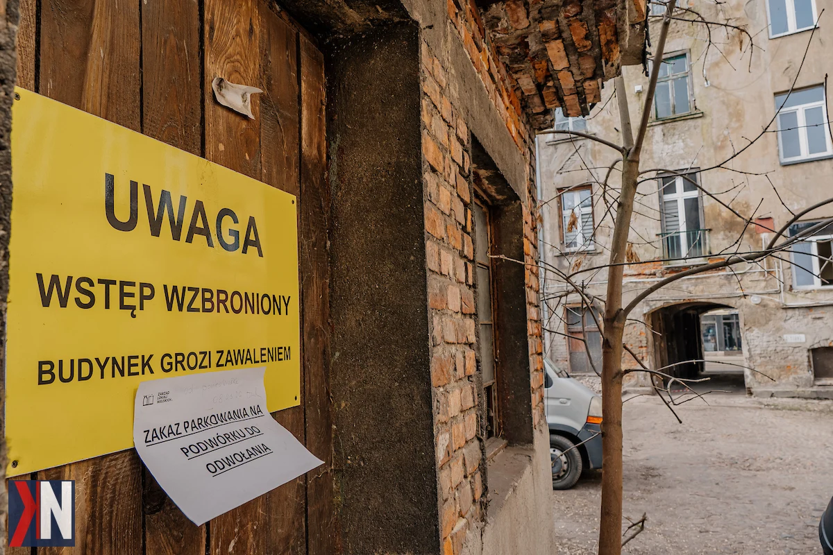 "Zdjęcie przedstawia pustostanowy budynek w Łodzi, który ma być wyburzony w ramach miejskiego programu porządkowania zasobów komunalnych. W 2026 roku planowana jest rozbiórka 161 zniszczonych obiektów, co przyczyni się do revitalizacji przestrzeni miejskiej."