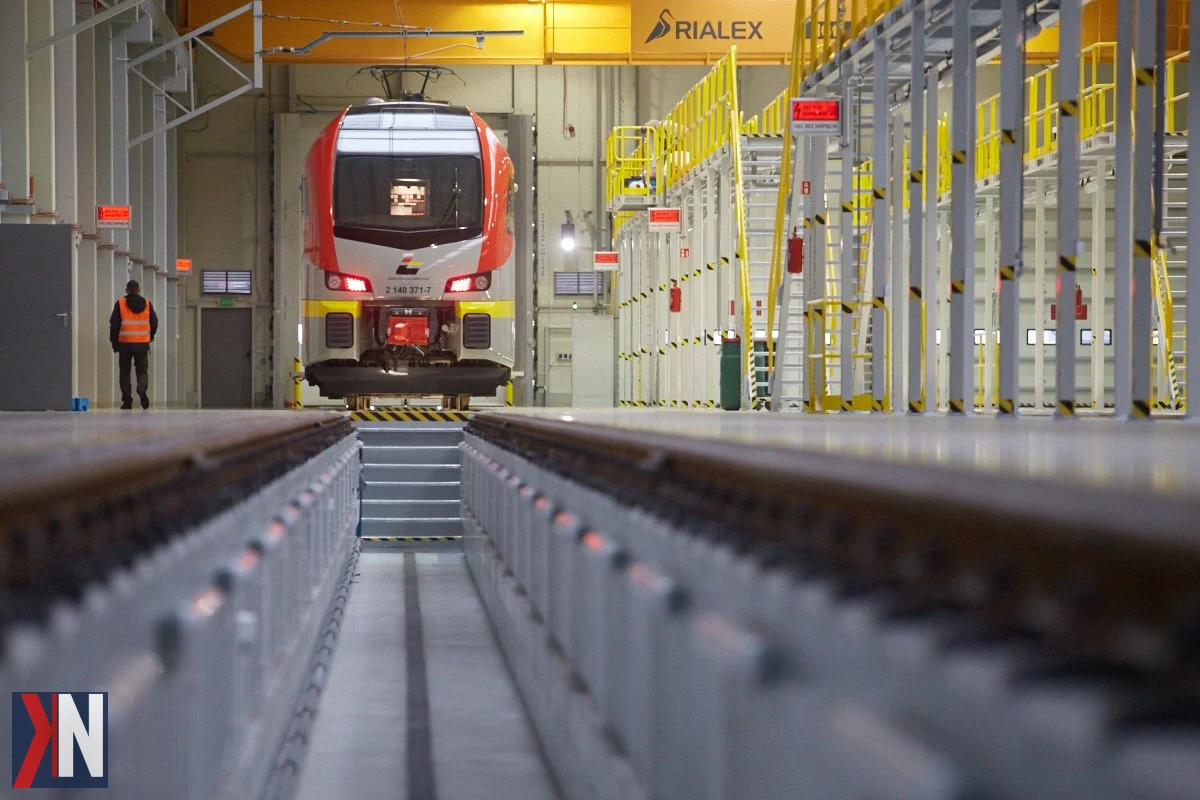 Łódzka Kolej Aglomeracyjna podpisuje umowę na projekt drugiej bazy technicznej w Łodzi, wartą 4,8 mln zł, z firmą Europroj. Na zdjęciu przedstawiono nowoczesną wizję zaplecza technicznego, które wesprze rozwój transportu w regionie.