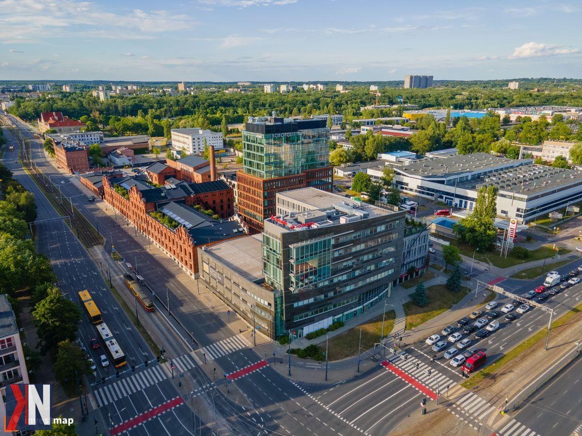 "Forum 76 - nowoczesny kompleks biurowy w centrum miasta, który rośnie w siłę. Bank Millennium zwiększa swoją przestrzeń do 660 mkw., a Żabka wzmacnia ofertę usługową, przyciągając nowych najemców."