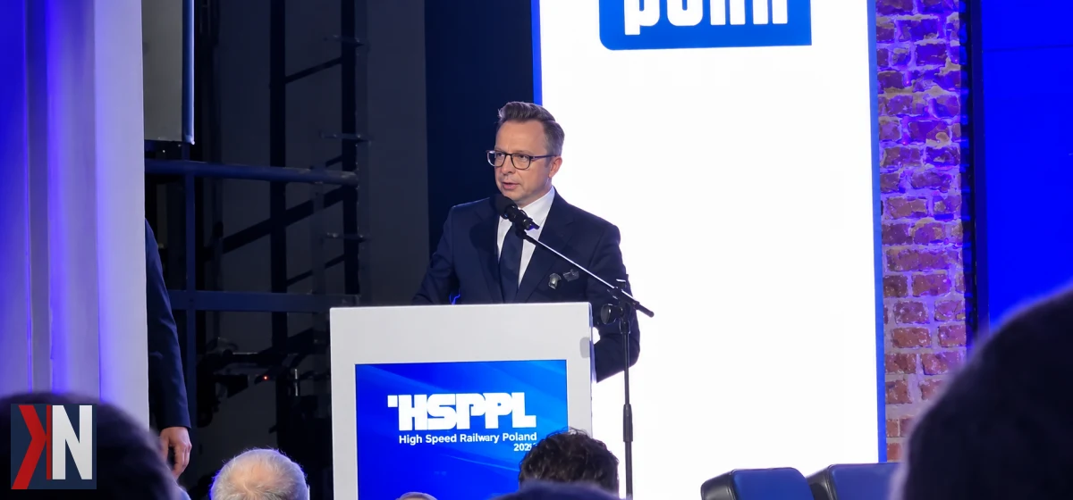 Zdjęcie Dariusza Jońskiego podczas międzynarodowej konferencji w Łodzi, gdzie omawia finansowanie kolei dużych prędkości w Polsce. Podkreśla znaczenie unijnych dotacji dla realizacji tej kluczowej inwestycji.