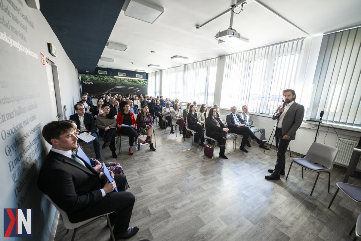 "Panorama Łodzi z nowoczesną infrastrukturą kolejową, symbolizująca równowagę między stabilnym przemysłem a dynamiczną transformacją aglomeracji, w kontekście artykułu o szybkiej kolei i jej wpływie na rozwój miasta."