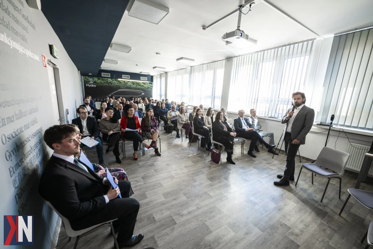"Panorama Łodzi z nowoczesną infrastrukturą kolejową, symbolizująca równowagę między stabilnym przemysłem a dynamiczną transformacją aglomeracji, w kontekście artykułu o szybkiej kolei i jej wpływie na rozwój miasta."