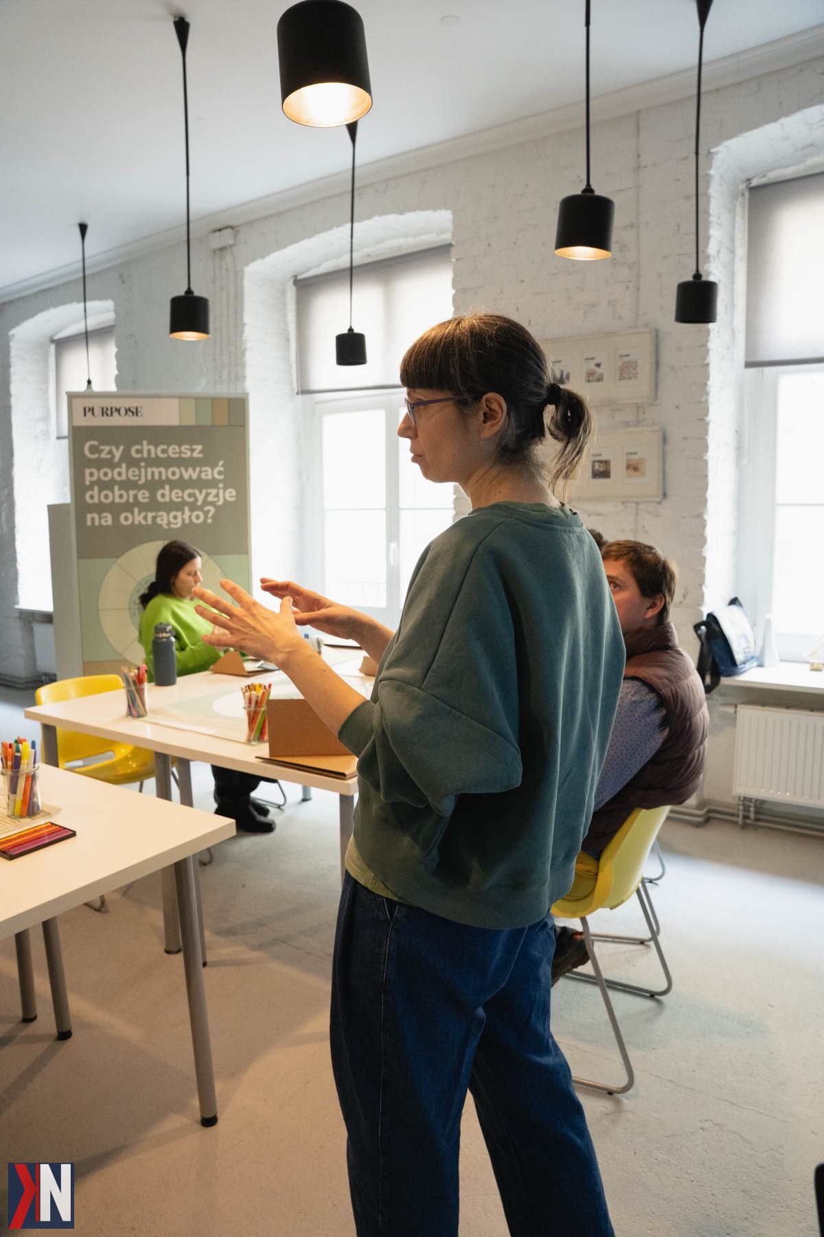 "Łodzianie Maciek i Maja stoją na tle miejskiego krajobrazu, promując metodę PRObeing - innowacyjne podejście do osiągania równowagi w życiu, które zachęca do zatrzymania się w świecie pełnym pośpiechu."