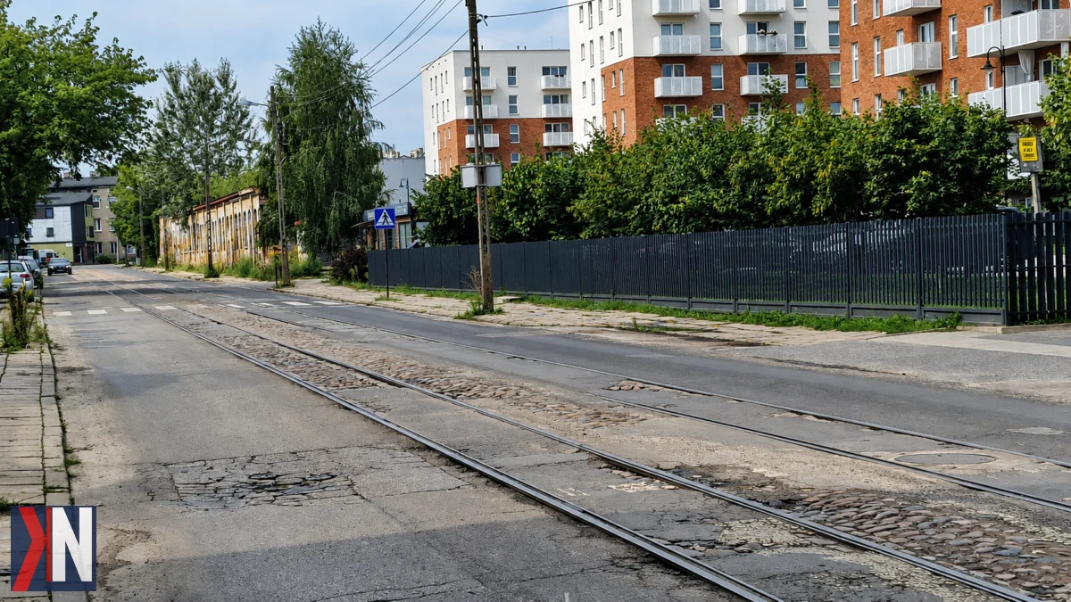 Ulica Wróblewskiego w Łodzi przed przebudową – widok na zniszczony bruk, nieczynne torowisko tramwajowe oraz uszkodzone chodniki. Prace modernizacyjne rozpoczną się 17 sierpnia, mając na celu przywrócenie atrakcyjności tej zdegradowanej części miasta.