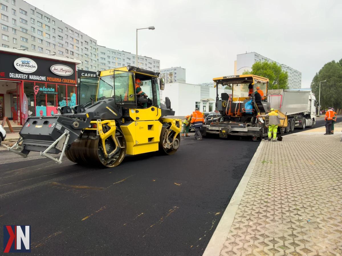 "Remont ul. Bartoka na Widzewie - nowoczesne miejsce parkingowe z blisko 300 miejscami zakończone w maju. Zdjęcie przedstawia świeżo wyremontowany odcinek drogi, który poprawi komfort mieszkańców i odwiedzających."