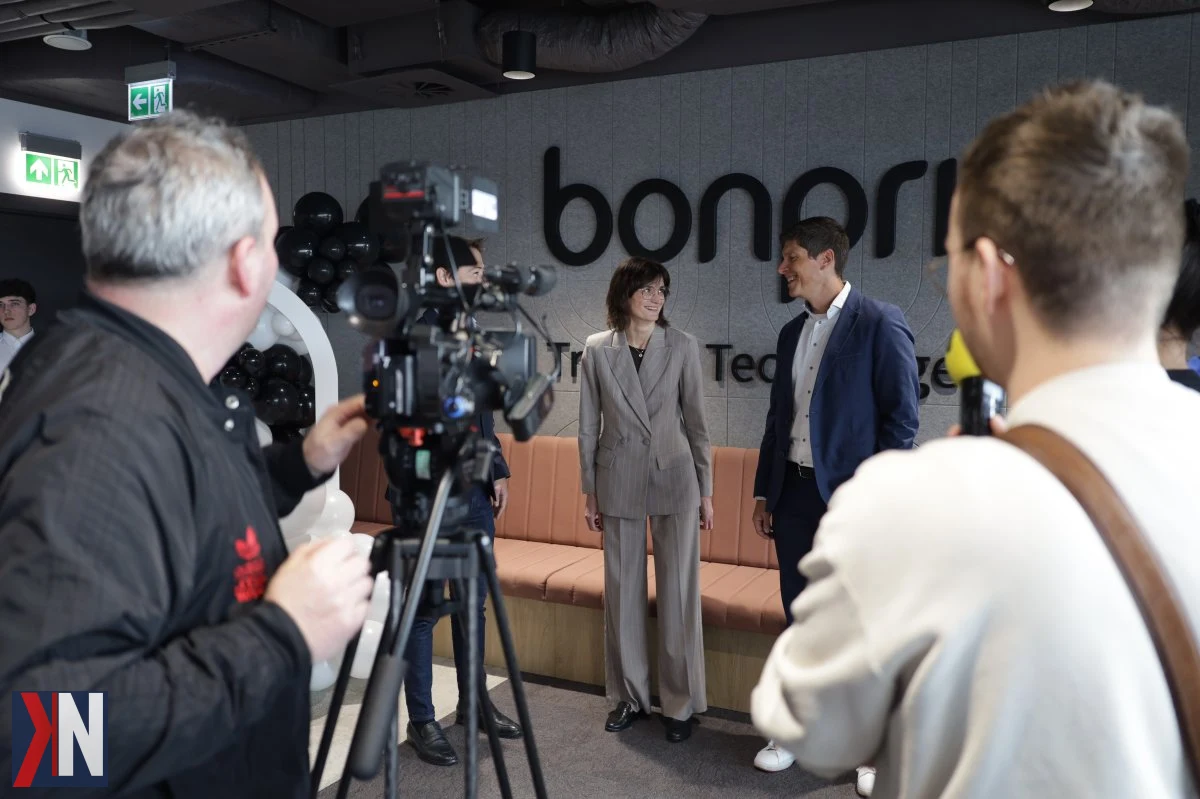 "Nowe biuro Bonprix w Nowej Fabrycznej w Łodzi – zespół 130 pracowników zajął 2400 m² nowoczesnej przestrzeni biurowej, podkreślając rozwój firmy w centrum miasta."