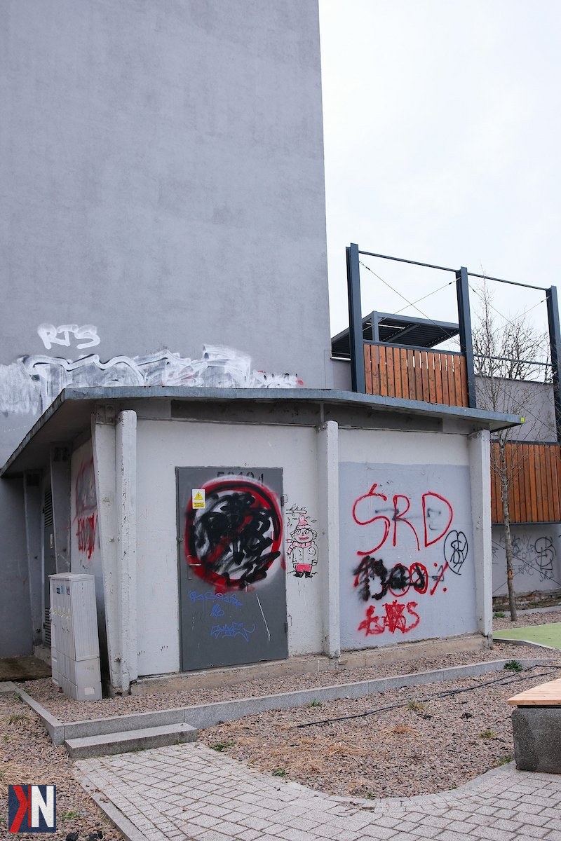 "Stalowe ażurowe obudowy stacji transformatorowych w centrum Łodzi, przy ul. Włókienniczej 19 i w Pasażu Majewskiego, które pełnią funkcję nowoczesnej architektury miejskiej. Obiekty przypominające lampiony nadają przestrzeni estetyczny wygląd i wpisują się w atmosferę miasta."