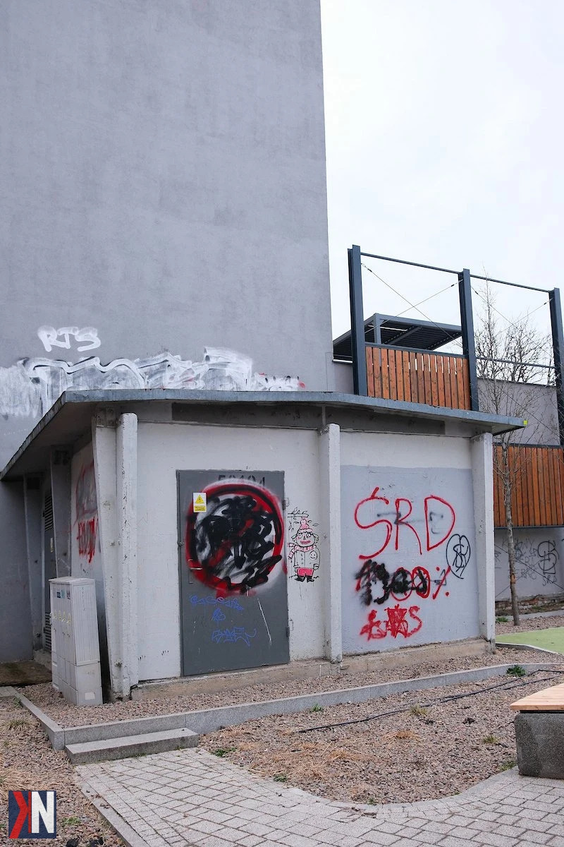 "Stalowe ażurowe obudowy stacji transformatorowych w centrum Łodzi, przy ul. Włókienniczej 19 i w Pasażu Majewskiego, które pełnią funkcję nowoczesnej architektury miejskiej. Obiekty przypominające lampiony nadają przestrzeni estetyczny wygląd i wpisują się w atmosferę miasta."