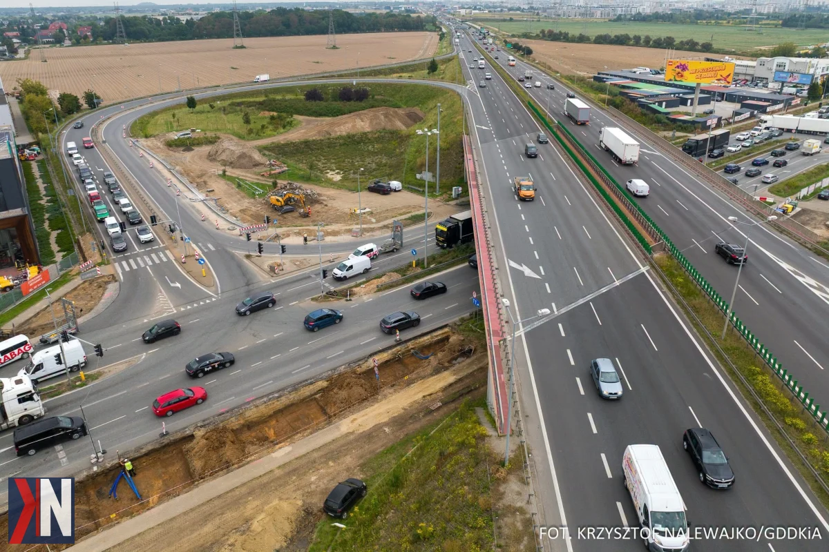 Prace budowlane na autostradzie A2 między Łodzią a Warszawą – drogowcy modernizują węzły i skrzyżowania, przygotowując się do nadchodzącej rozbudowy. Zbliżający się sezon jesienny przyniesie dalsze prace na trasie A2.