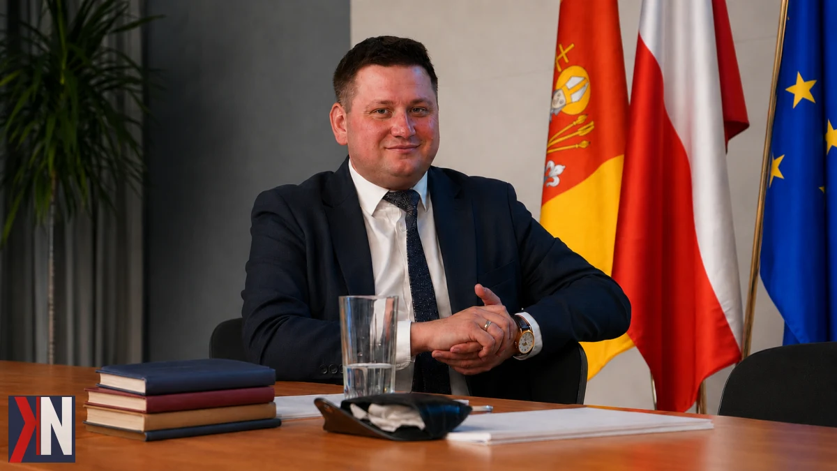 Mateusz Karwowski omawia sukces Mandorii, która przyciąga ponad milion gości rocznie. Zdjęcie ilustruje dynamiczny rozwój turystyki weekendowej w centralnej Polsce oraz plany budowy nowej bazy hotelowej przy popularnym parku.