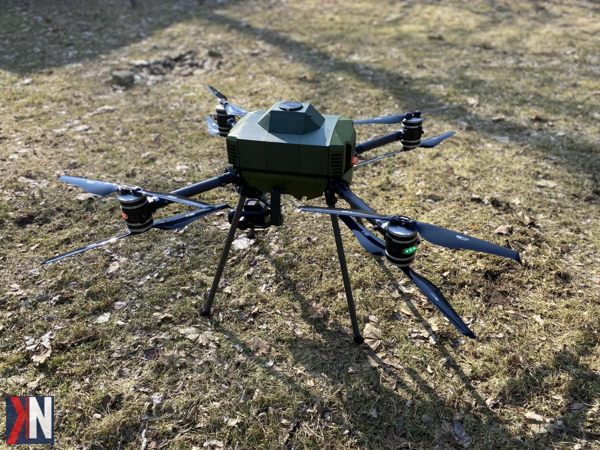 **ALT:** "Polski dron EagleOWL rozwijany przez spółkę JPBC z Błaszek, podczas testów wojskowych. Bezzałogowiec zaprojektowany do rozpoznania, transportu zaopatrzenia i autonomicznych misji.