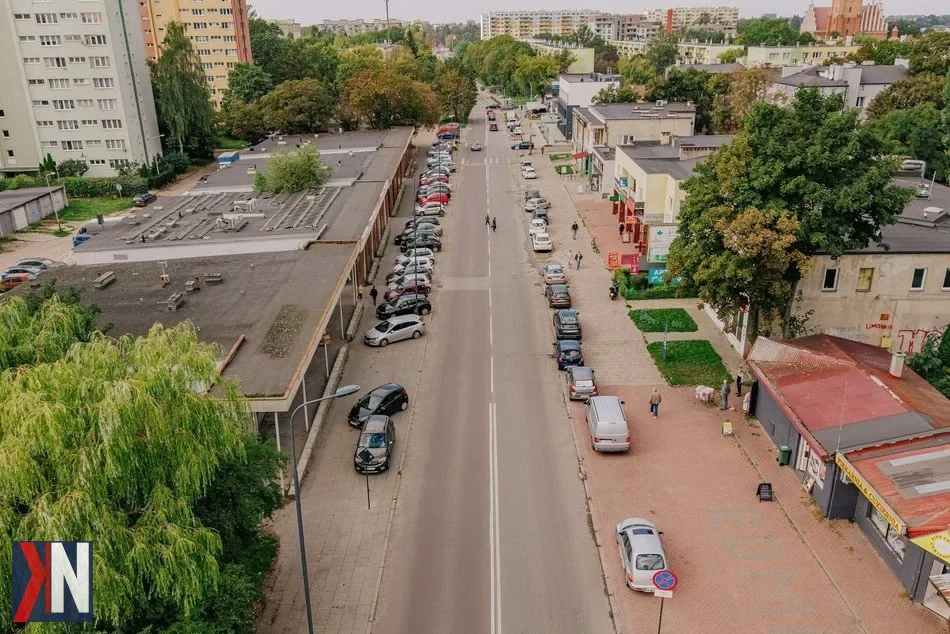 Remont dwóch dużych ulic w Łodzi, które rozpoczną się 21 września, symbolizuje rozwój infrastruktury miejskiej. Widać drogowców przygotowujących się do prac, co przyczyni się do poprawy komfortu podróżowania w mieście.