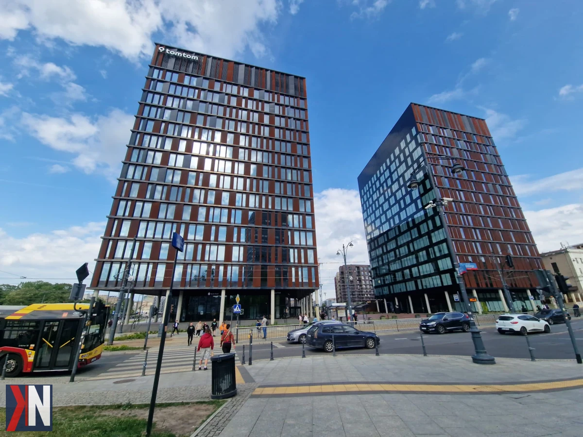 „Zdj. przedstawia nowo otwierane biuro Centralnego Portu Komunikacyjnego w Łodzi, z tunel KDP i linią 'Y' w tle. CPK informuje o planowanej inauguracji placówki na przełomie sierpnia i września, co z pewnością przyczyni się do rozwoju transportu w regionie.”