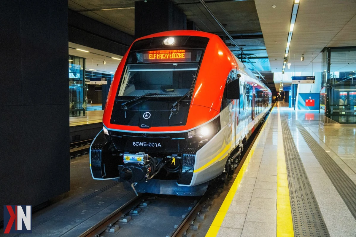 Zdjęcie przedstawia nowoczesny pociąg Łódzkiej Kolei Aglomeracyjnej, który zjeżdża na stację w Poddębicach. W artykule omawiane są nowe połączenia kolejowe, w tym trasa do Warszawy i Częstochowy, zapowiedziane na sezon 2026/2027.